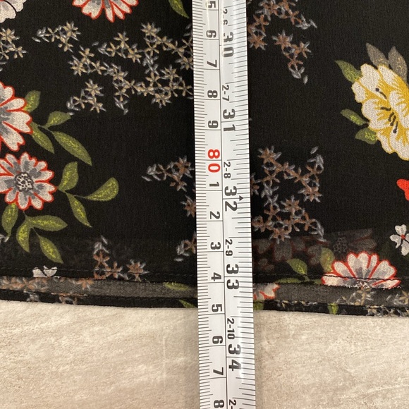 Short dress. Sheer sleeves. Liner for body. Cute flower pattern. Smoke free home - Picture 8 of 9